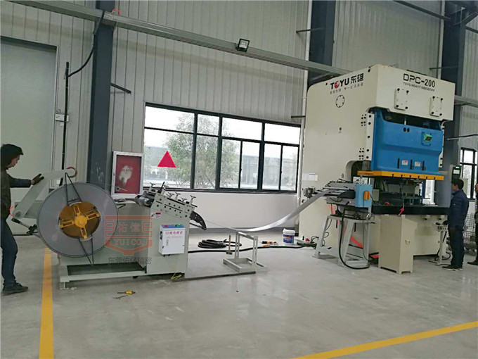 伺服滾輪送料機(jī)、卷料二合一整平機(jī)配沖床生產(chǎn)工作視頻