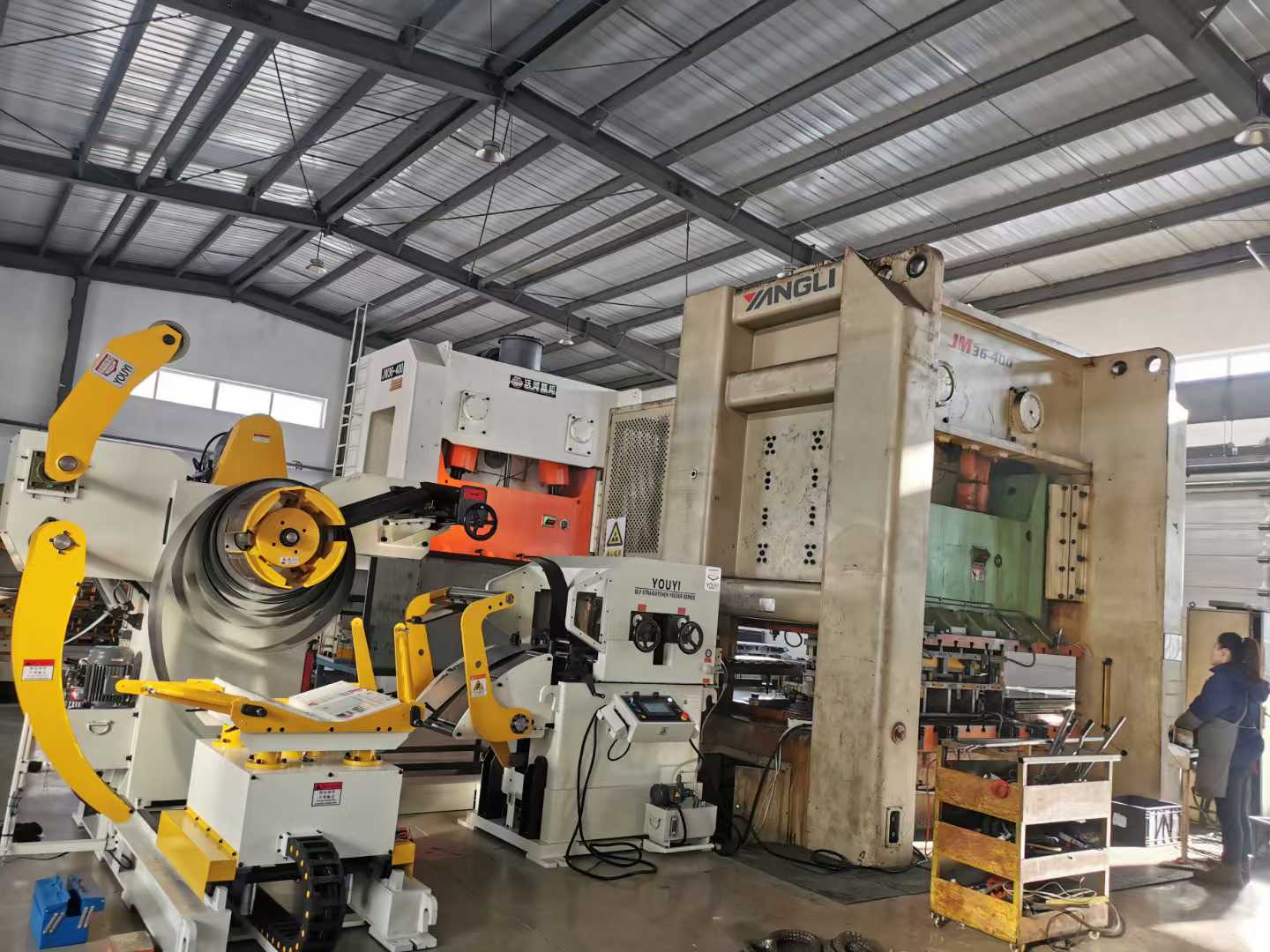 三合一沖床自動送料機出現(xiàn)送料不準情況要如何快速解決？