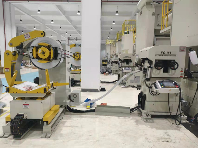 貨架立柱沖孔沖壓為什么越來越多工廠選擇三合一自動(dòng)送料機(jī)？